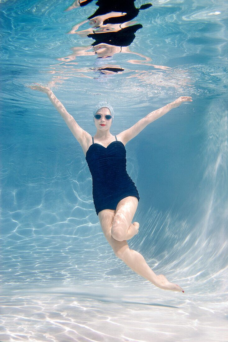 Kaukasische Frau schwimmt unter Wasser, Los Angeles, Ca, US