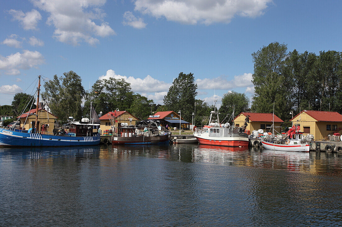 Fischkutter im Fischereihafen, Freest, Mecklenburg-Vorpommern, Deutschland