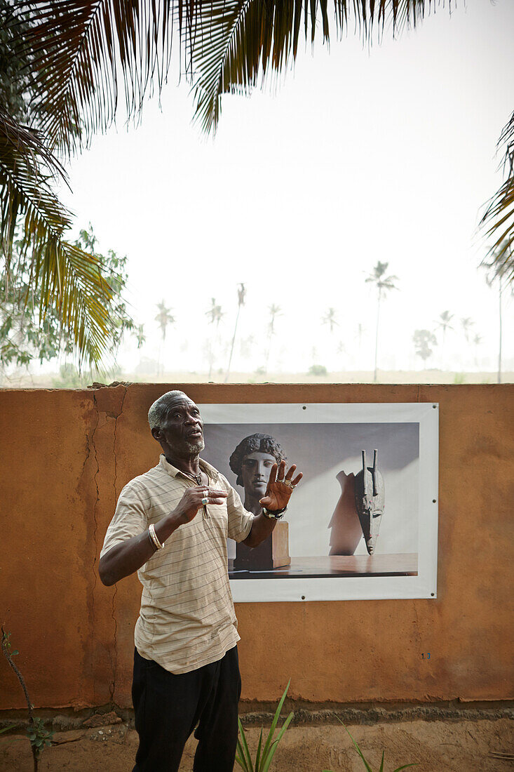 Künstler Georges Adeagbo in seinem Garten, Togbin Plage, Route des Peches, bei Cotonou, Benin