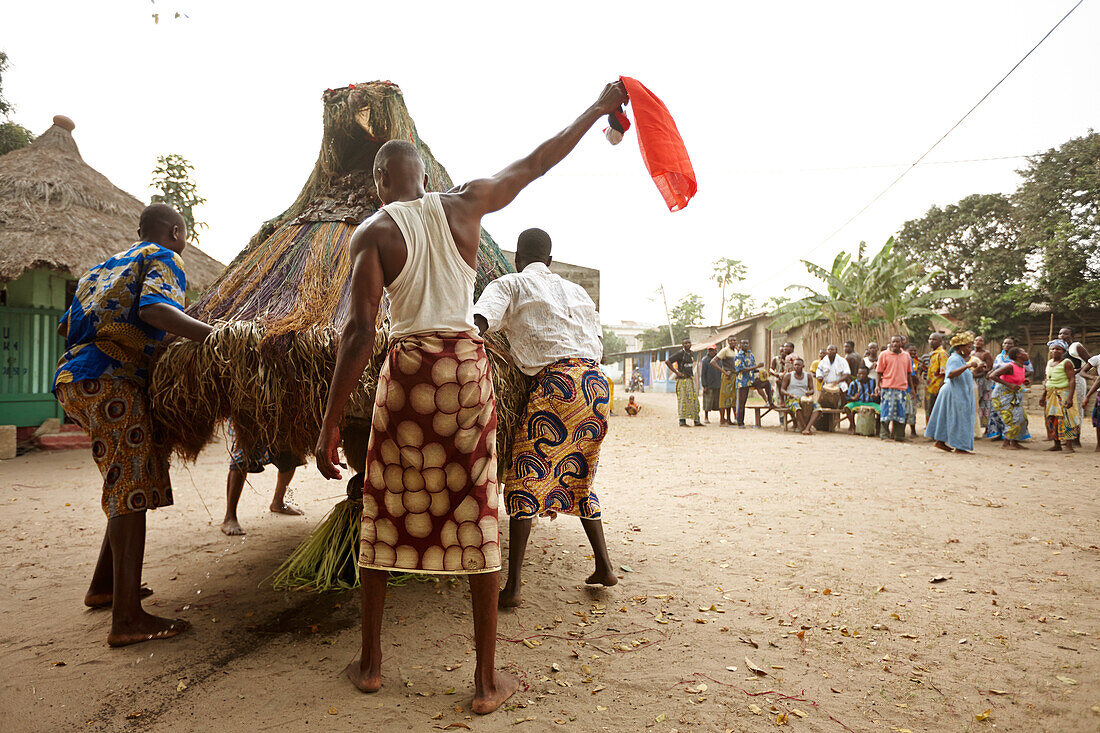 Zangbeton (Nachtwächter) bei einer traditionelle Voudoun Vorführung, Zeremonie, Agbanakin, Togo