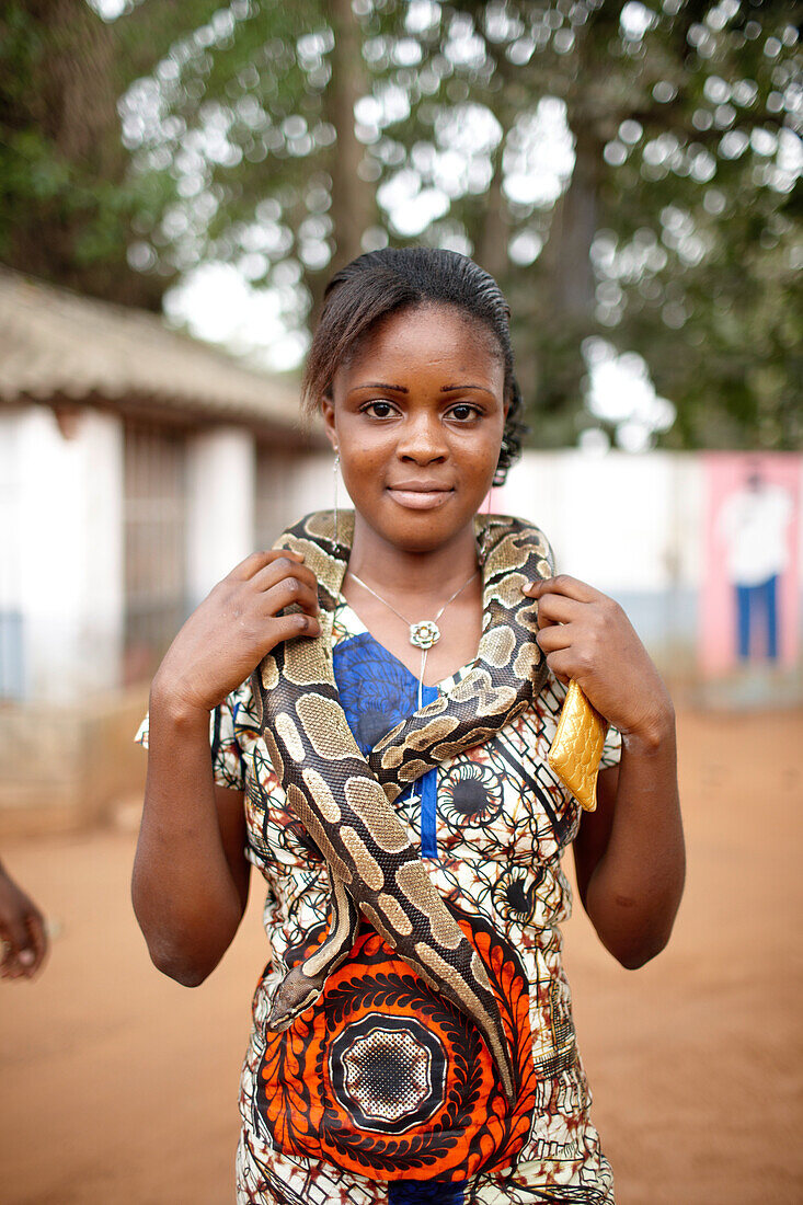 Besucherin mit heiliger Schlange, Python Tempel, Ouidah, Departement Atlantique, Benin