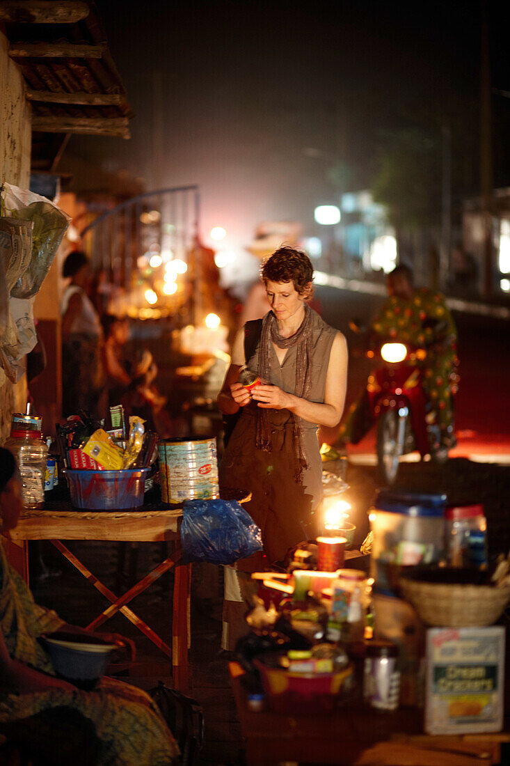 Katja Senjor auf Nachtmarkt im Zentrum von Ouidah, Departement Atlantique, Benin