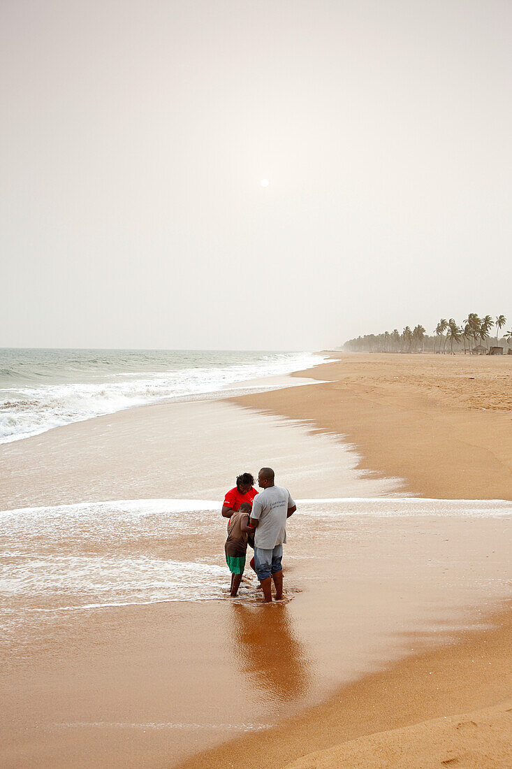Familie steht am Strand, Ouidah, Route des Peches, Departement Atlantique, Benin