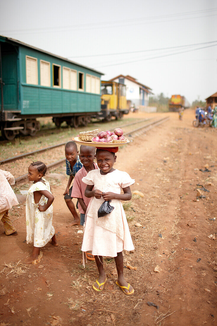 Kinder an Bahngleisen, Train de l Ebene, zwischen Ouidah und Cotonou, Benin
