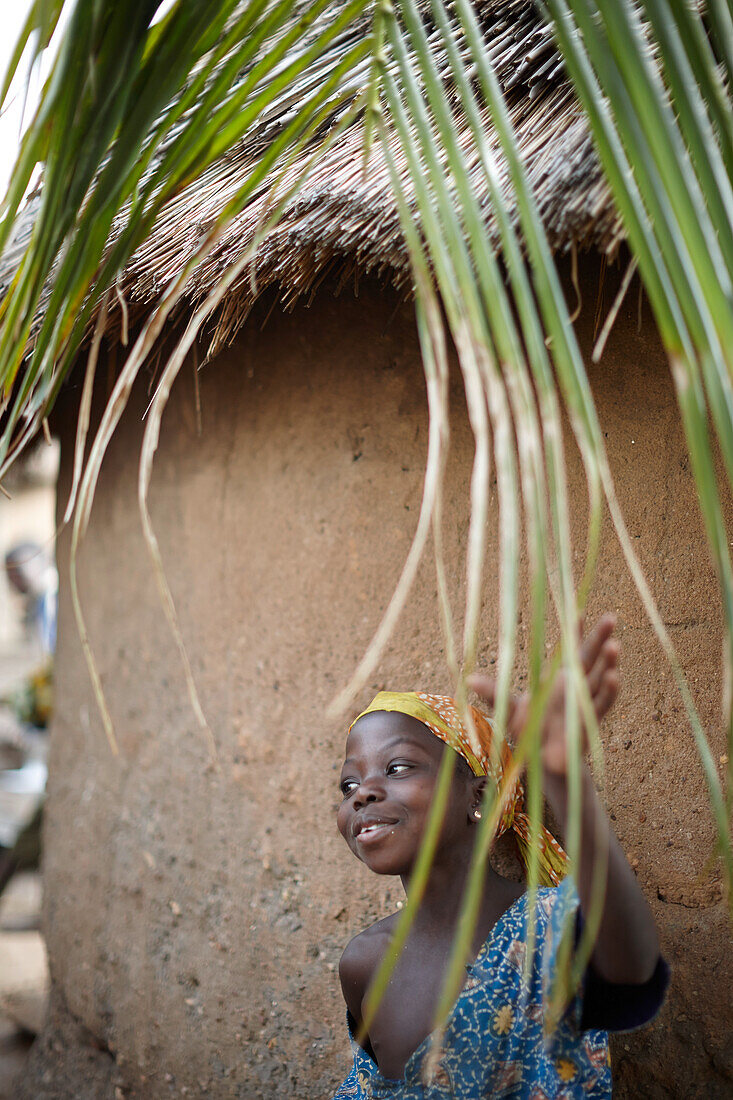 Mädchen vor einer Hütte, Taneka-Beri, Benin