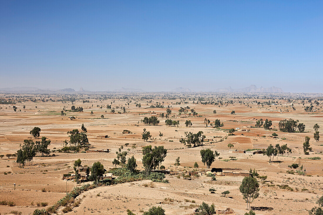 Felder und Bauernhütten, Gheralta Bergen im Hintergrund, Feraywi, Tigray Region, Äthiopien