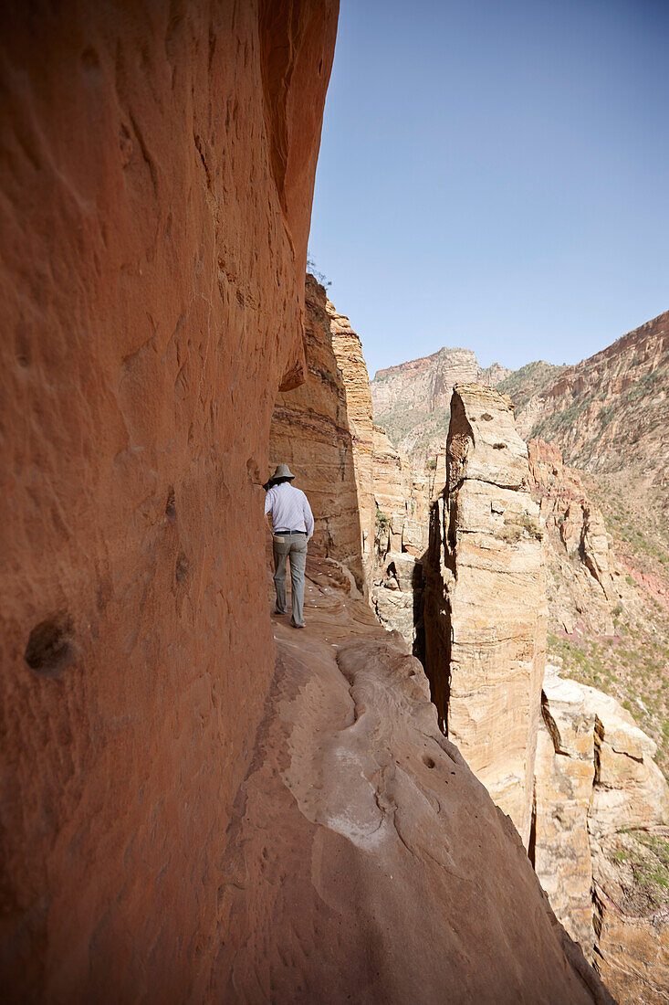 Autor Albig auf schmalem Sims, Felsenkirche Abuna Yemata Guh, Hawzien, Tigray Region, Äthiopien