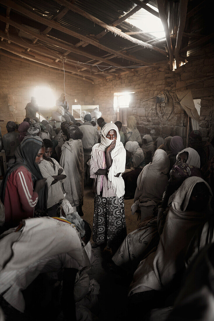 Junge Frauen warten in einer Getreidemühle um Ernte mahlen zu lassen, Feraywi, Gheralta, Tigray Region, Äthiopien