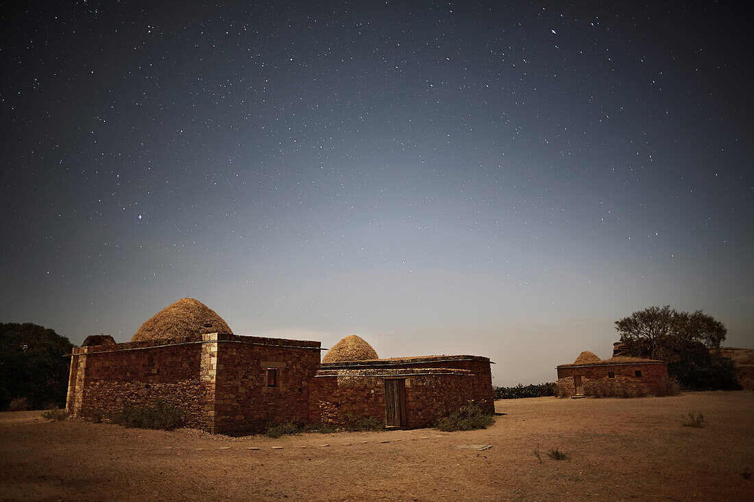 Bungalows der Gheralta Lodge unter Sternenhimmel, Hawzien, Tigray Region, Äthiopien