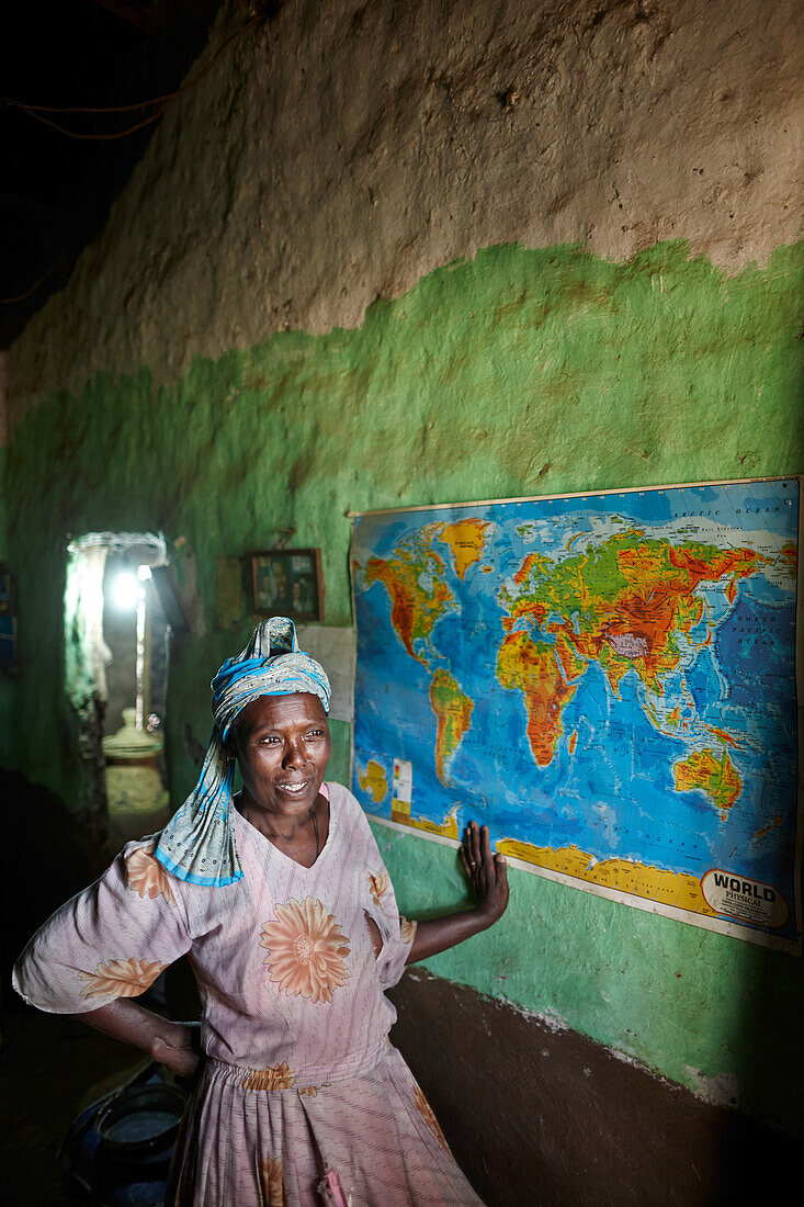 Mariye Negussie, äthiopische Jüdin, vor einer Weltkarte, Walaka, Amhara Region, Äthiopien