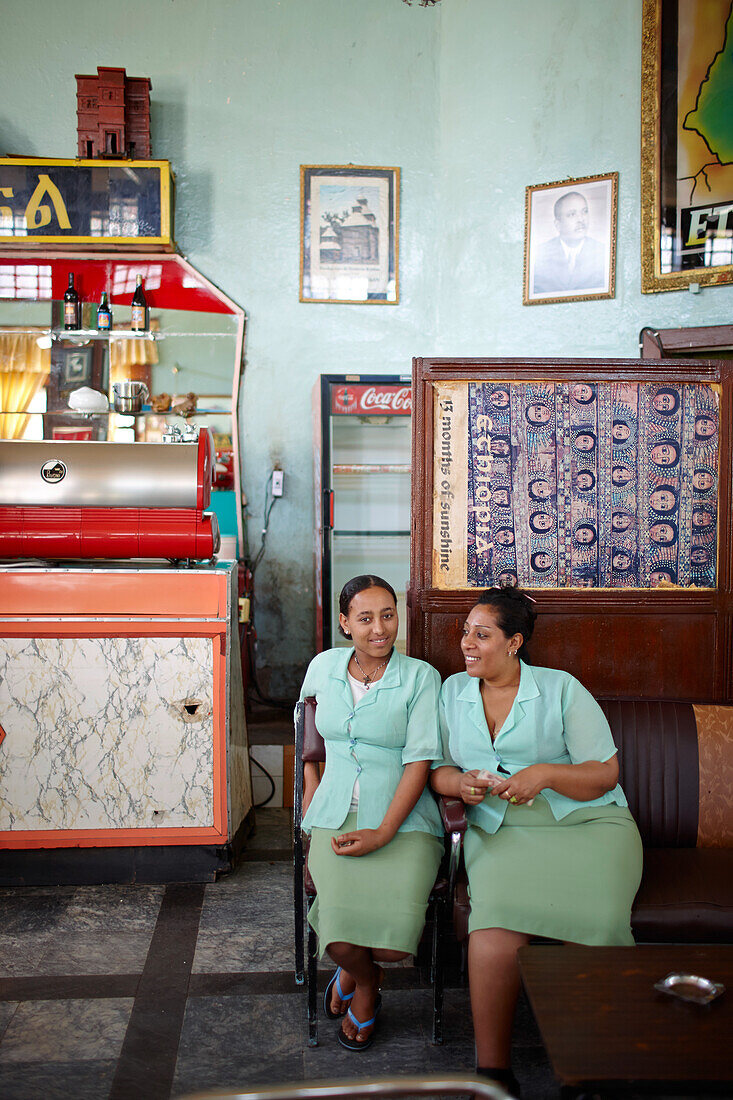 Zwei Kellnerinnen im Ethiopian Hotel, ältestes Café der Stadt, Gondar, Amhara Region, Äthiopien