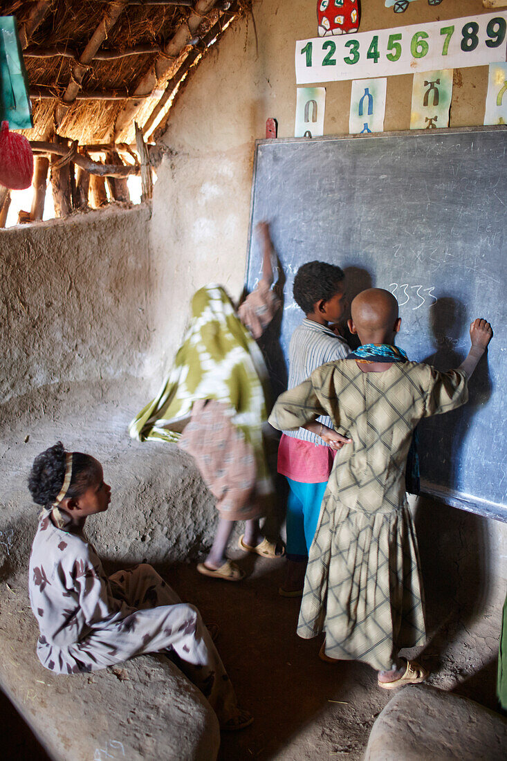 Kinder lernen Rechnen, Awra Amba, Amhara Region, Äthiopien
