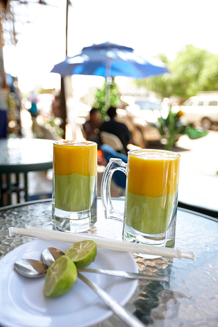 Mango-Avocado-Saft serviert in einer Saftbar, Bahir Dar, Amhara Region, Äthiopien