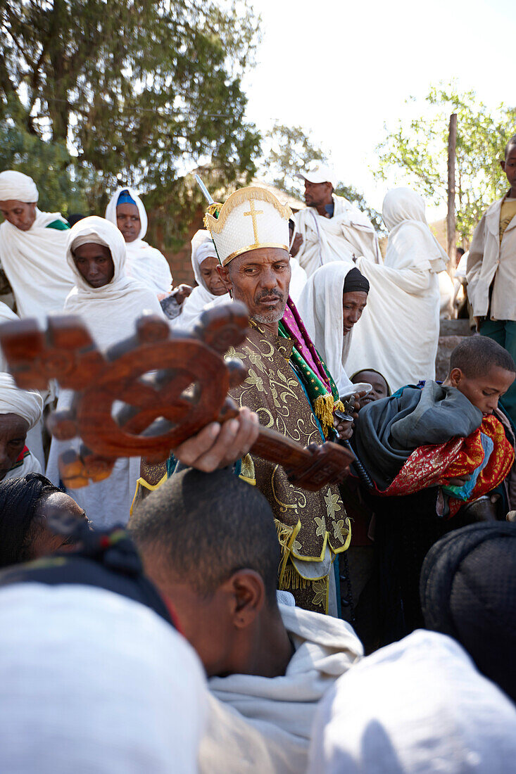 Priester erteilt Gläubigen den Segen, Bete Medhane Alem Felsenkirche, St.-Georgs-Kirche, Lalibela, Amhara, Äthiopien