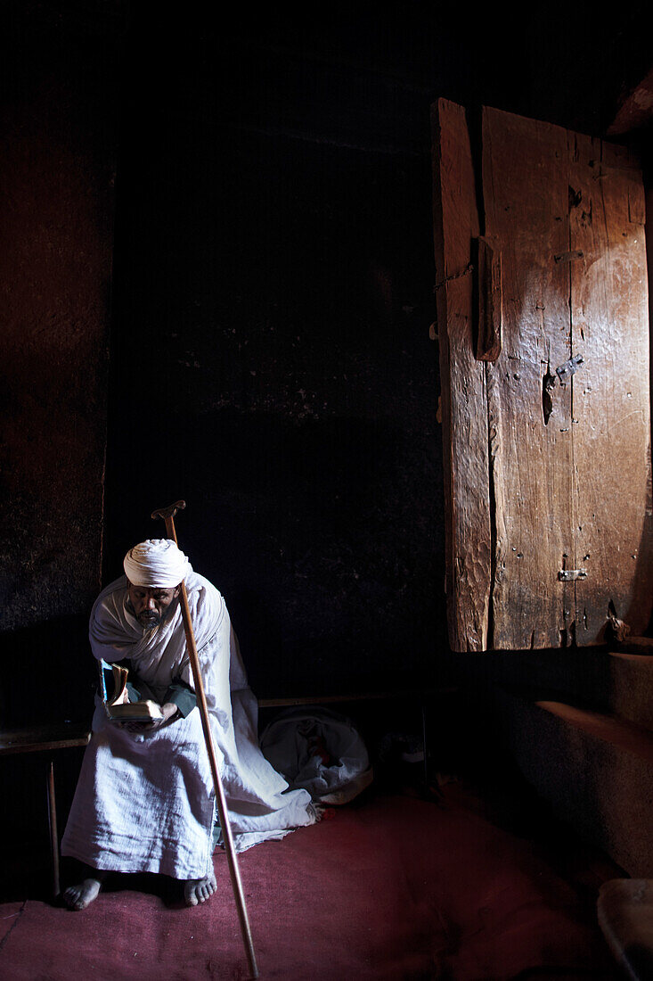 Priester neben Eingangstür, Bete Maryam Felsenkirche, St.-Georgs-Kirche, Lalibela, Amhara, Äthiopien