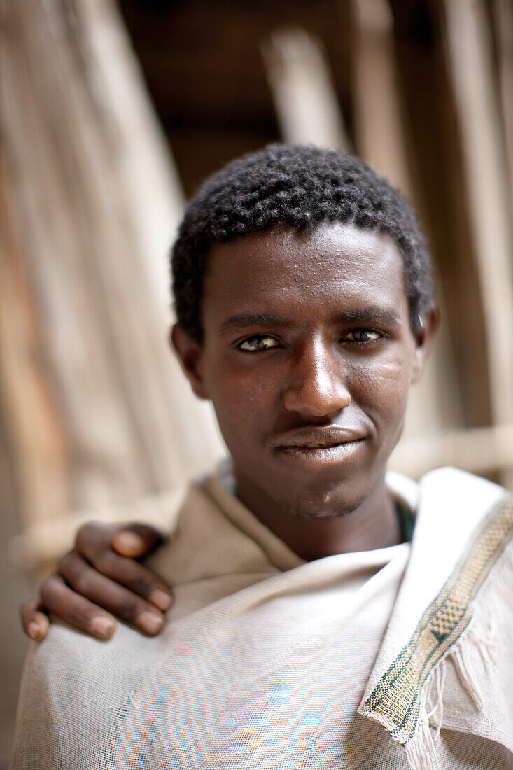 Diakon der Grottenkirche Yemrehanna Krestos, Berg Abuna Yosef, Amhara, Äthiopien