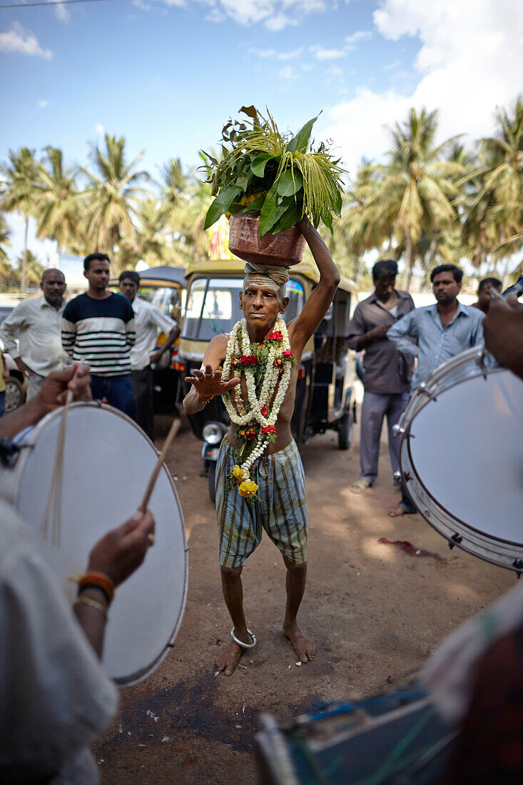 Pilger trägt heiliges Wasser auf dem Kopf, Mysore, Karnataka, Indien