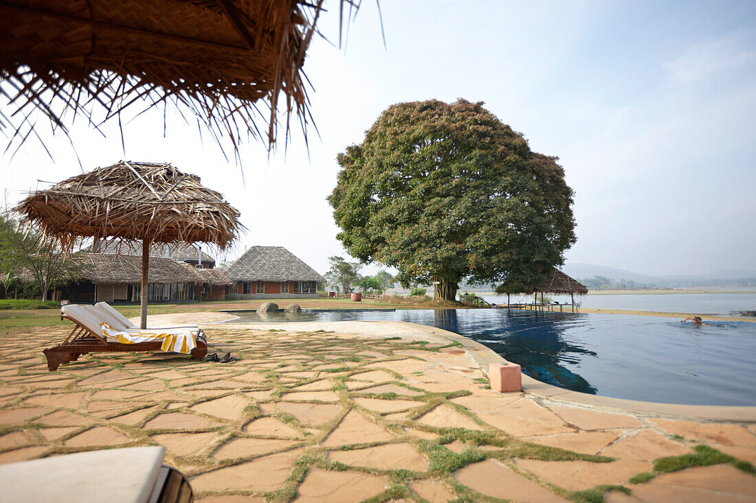 Pool und Restaurant der Orange County Lodge Kabini, Kabini Reservoir, Nagarhole-Nationalpark, Karnataka, Indien