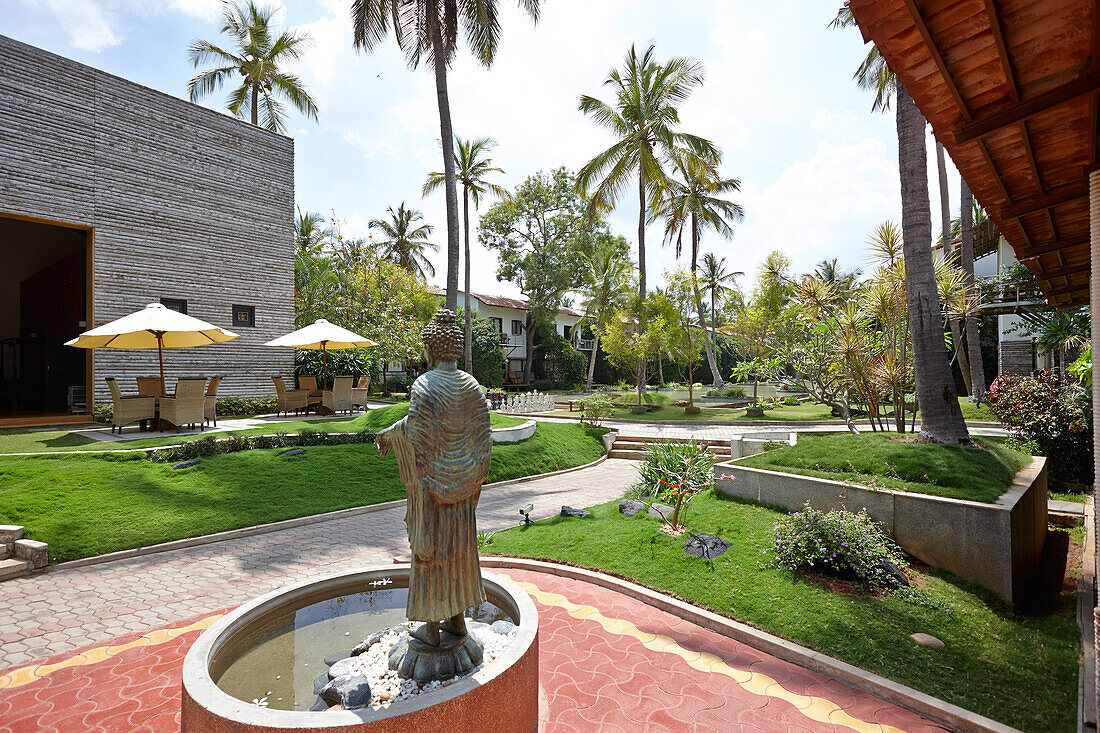 Brunnen mit Buddha vor Spa Eingang, The Windflower Spa und Resort, Mysore, Karnataka, Indien