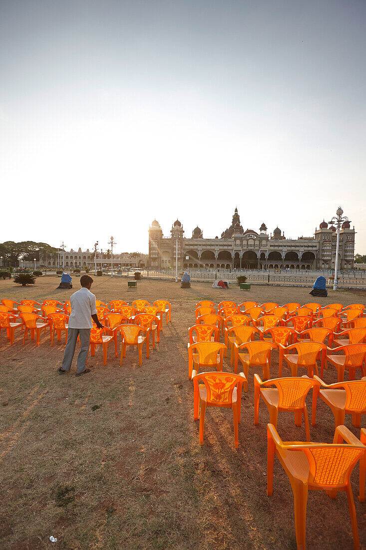Stühle werden für abendliche Licht- und Audioshow aufgestellt, Amba Vilas Palast, Mysore, Karnataka, Indien
