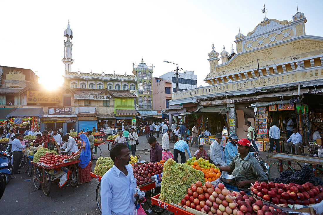 Obstverkäufer am Devaraja Markt, Moschee im Hintergrund, Mysore, Karnataka, Indien
