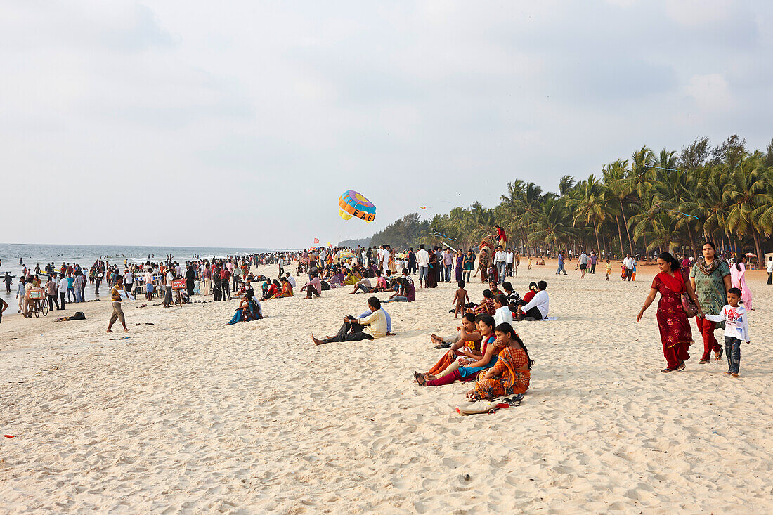 Besucher am Malpe Beach, Udipi, Karnataka, Indien