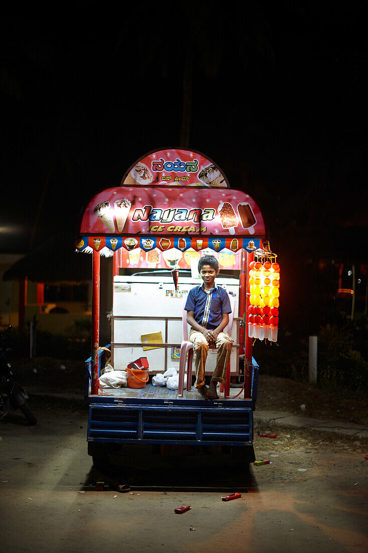 Junge verkauft Eis, Malpe Beach, Udipi, Karnataka, Indien