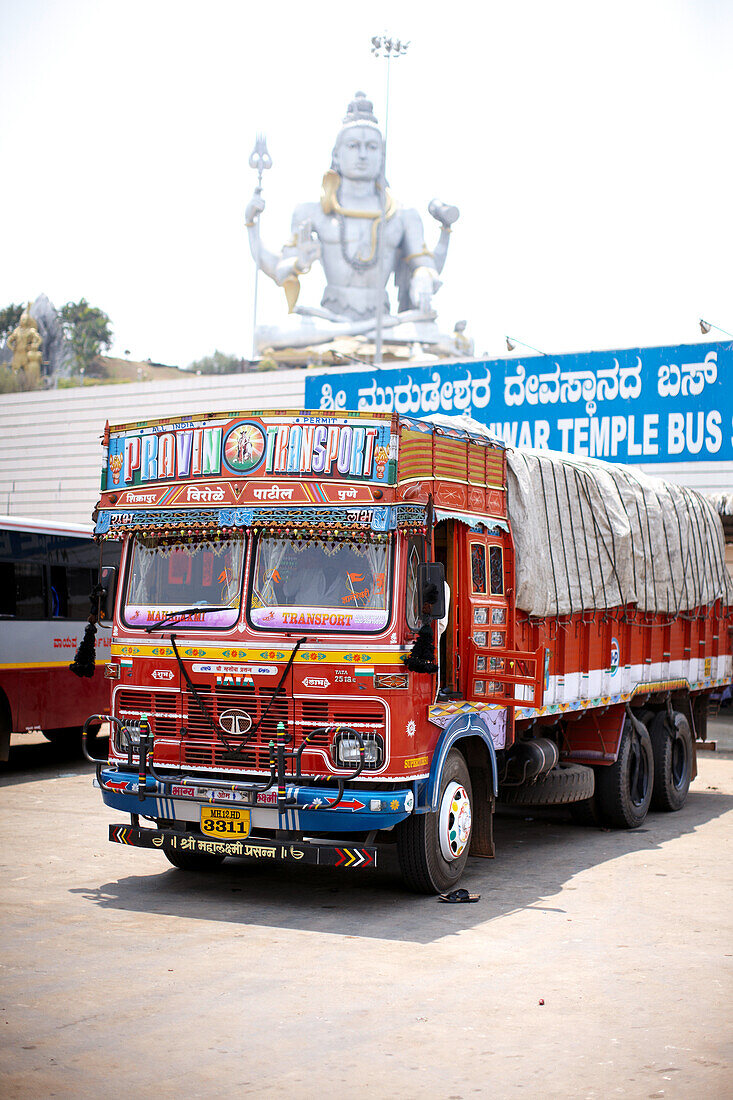 Tata Truck, Murudeshwara Tempel, Murudeshwara, Karnataka, Indien