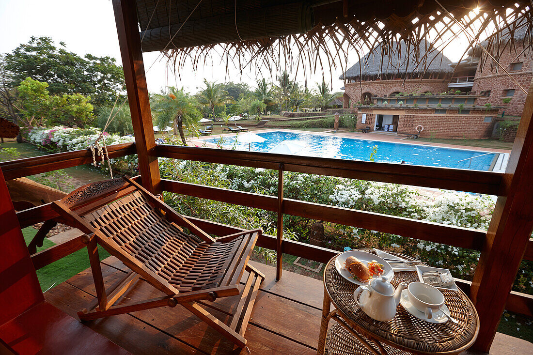 Balkon von einem Gästebungalow, SwaSwara Resort, Gokarna, Karnataka, Indien