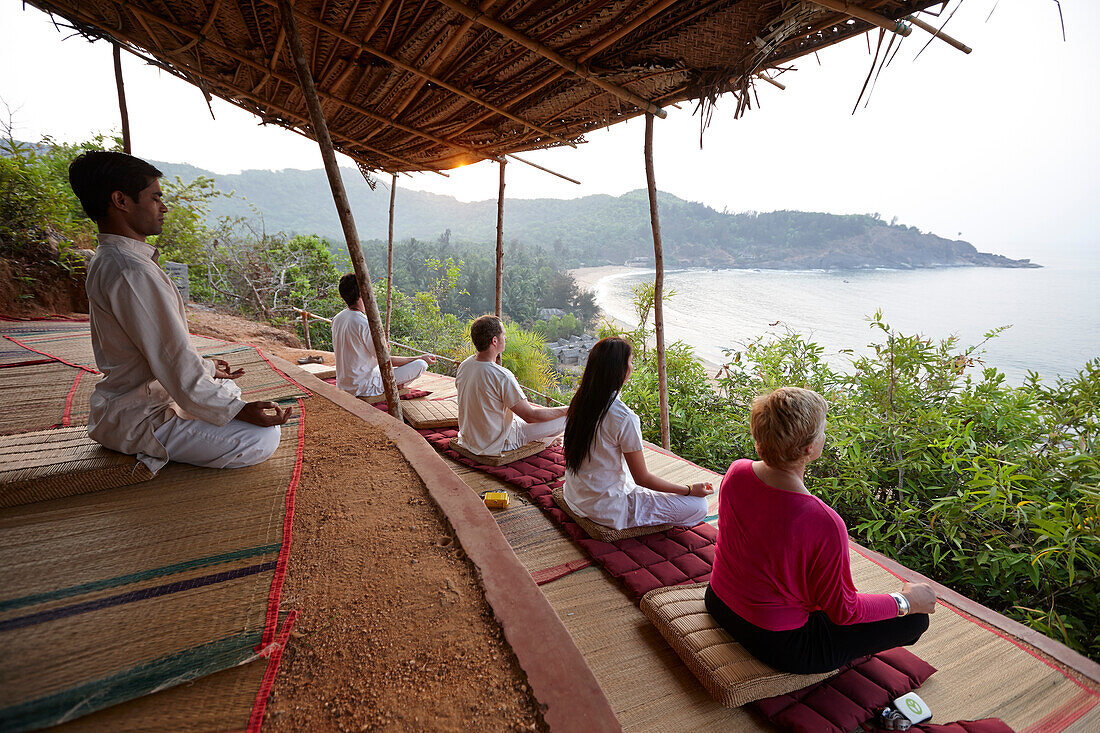 Meditation vor Sonnenaufgang, Om Strand, SwaSwara Resort, Gokarna, Karnataka, Indien