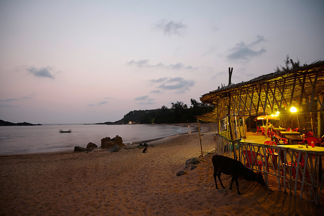 Strandbar Dolphin Café am Om Strand, Gokarna, Karnataka, Indien