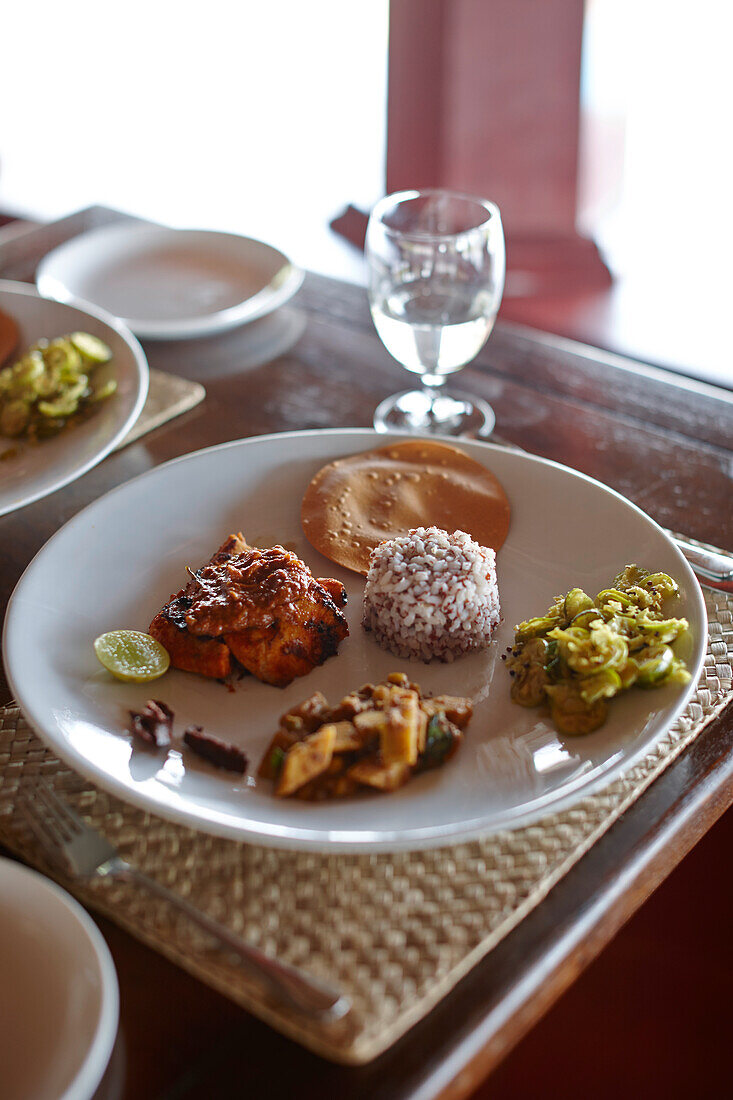 Variation des Thali mit Fisch und Gemüse, ayurvedisches Mittagessen, SwaSwara Resort, Gokarna, Karnataka, Indien