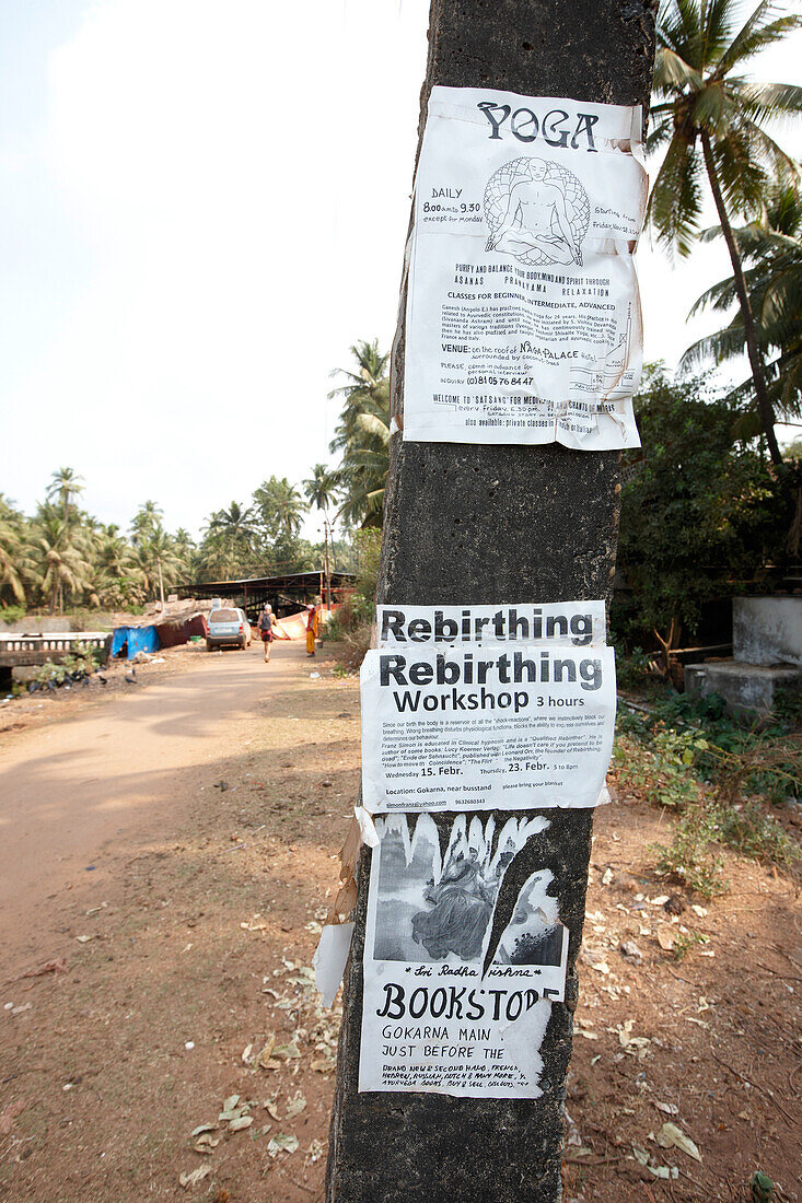 Werbung für Workshops an einem Baumstamm, Gokarna, Karnataka, Indien