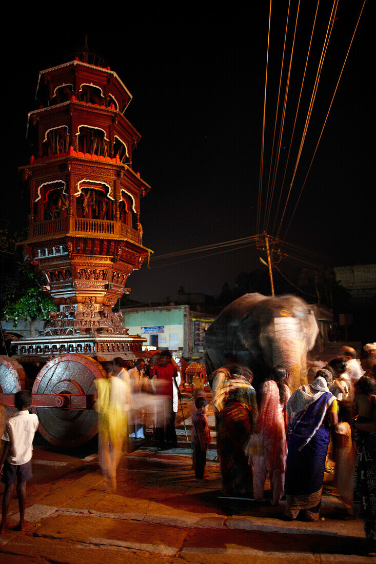 Hindu Pilger lassen sich von Tempelelfanten beim Neumondfest segnen, Virupaksha Tempel, Hampi, Karnataka, Indien