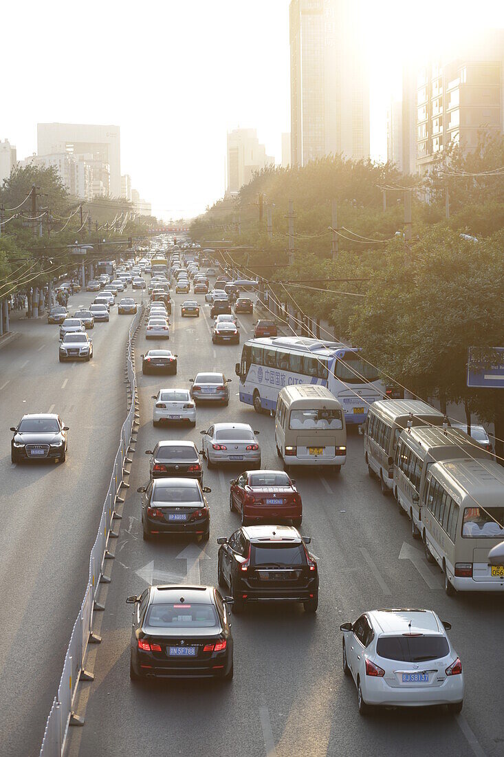 Verkehr auf einer Stadtautobahn, Sanlitun Viertel, Chaoyang, Beijing, China