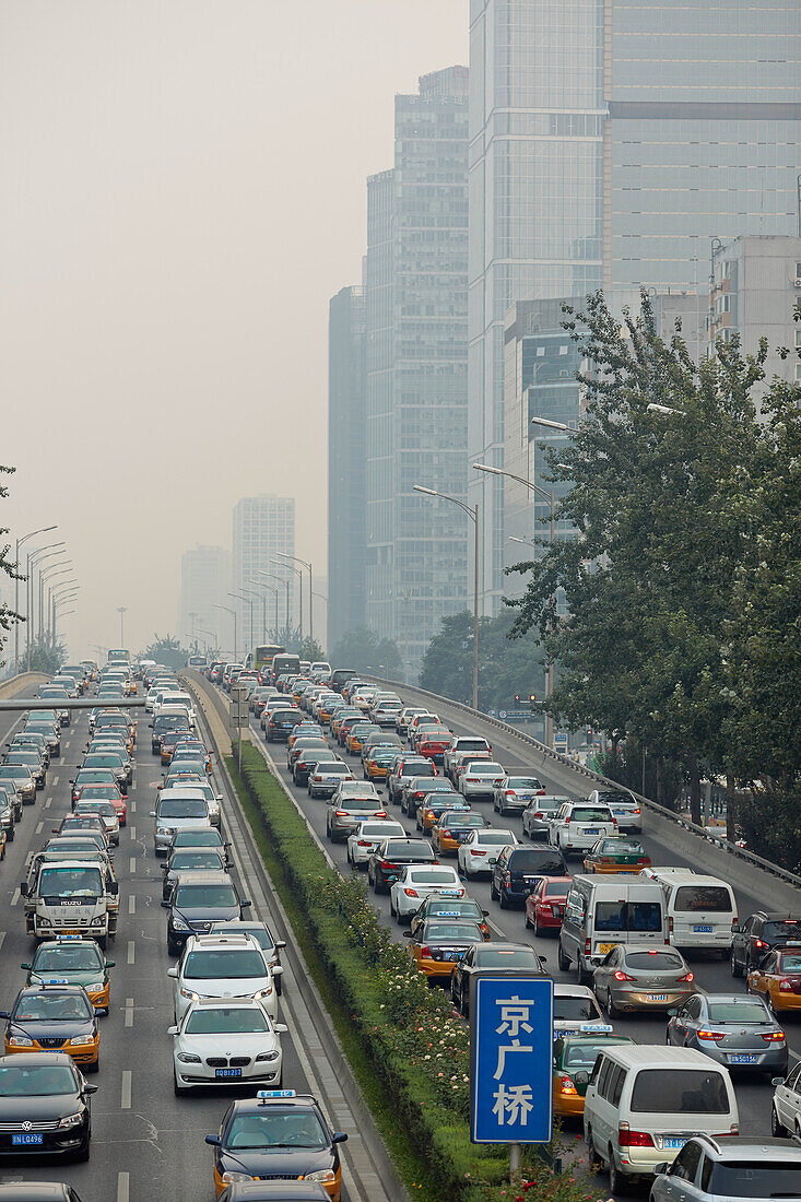 Verkehr auf der Ringstraße, Guomao, Beijing, China