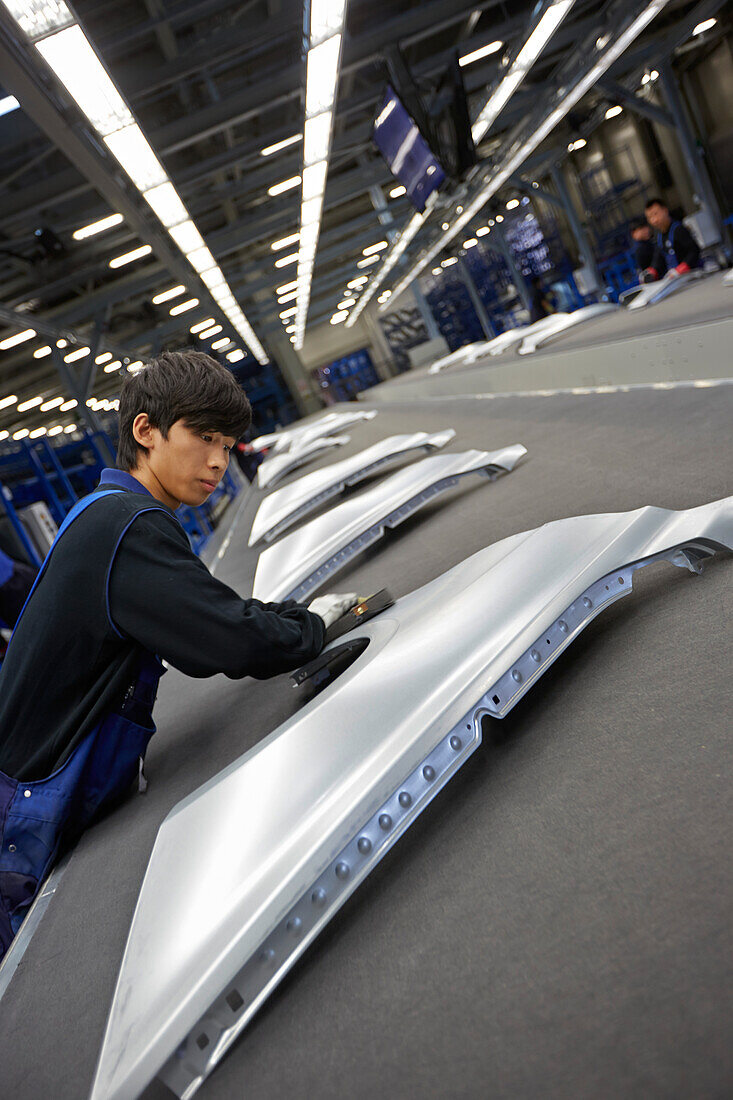 Mann bei der BMW Fahrzeugproduktion im Werk Tiexi, Shenyang, Liaoning, China