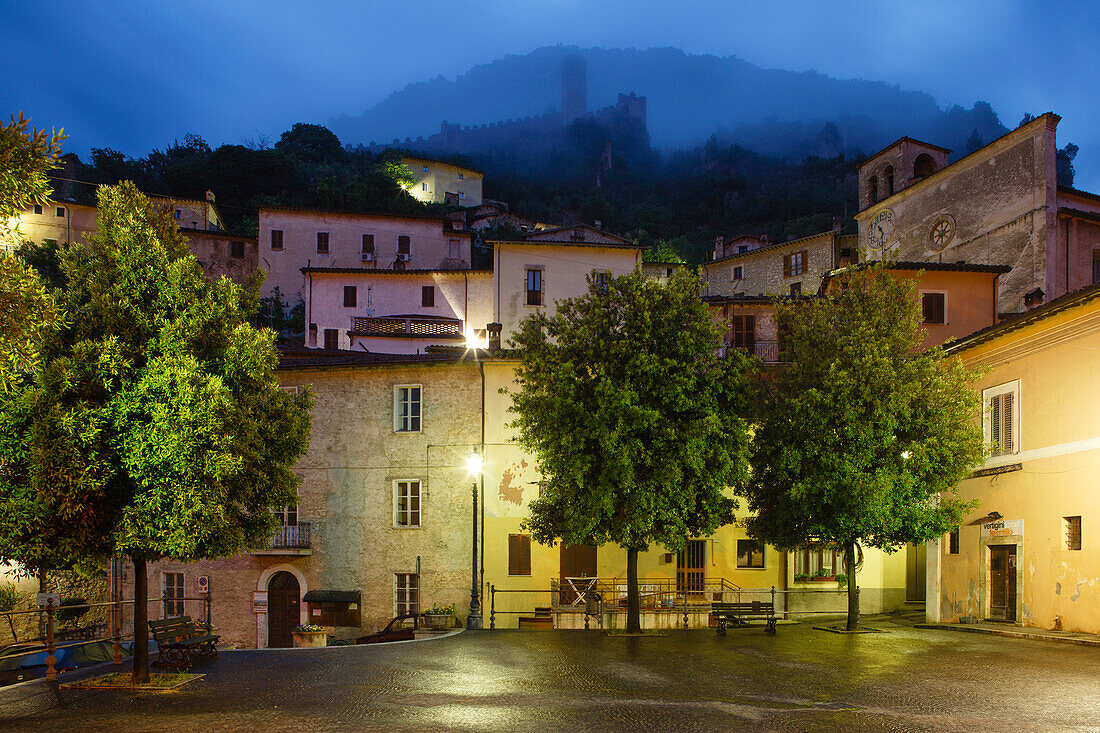 Hauptplatz in Ferentillo, Matterella-Viertel, Dorf im Tal der Nera, Fluss, Valnerina, Franziskus von Assisi, Via Francigena di San Francesco, Franziskusweg, Provinz Terni, Umbrien, Italien, Europa