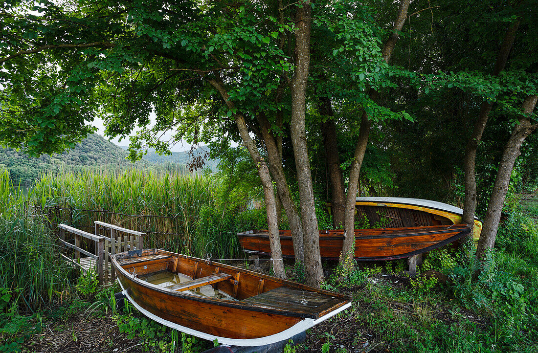 Boats along the lake shore, Lago di Piediluco, St. Francis of Assisi, Via Francigena di San Francesco, St. Francis Way, province of Terni, Umbria, Italy, Europe