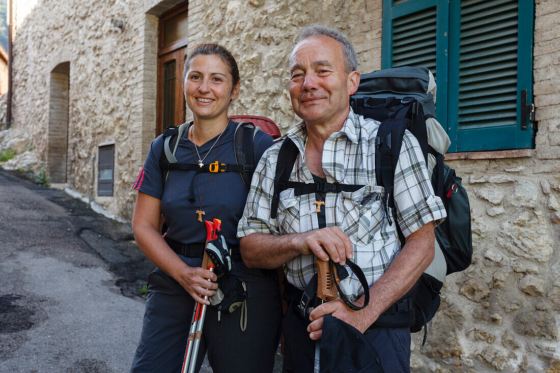 Pilger, Paar in Arrone, Tal der Nera, Vallo di Nera, Valnerina, Franziskus von Assisi, Via Francigena di San Francesco, Franziskusweg, Provinz Terni, Umbrien, Italien, Europa