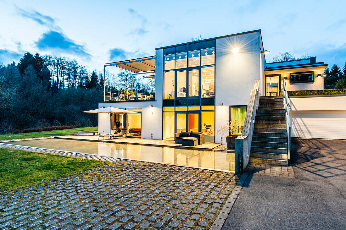 Villa im Bauhausstil in der Abenddämmerung, Sauerland, Deutschland