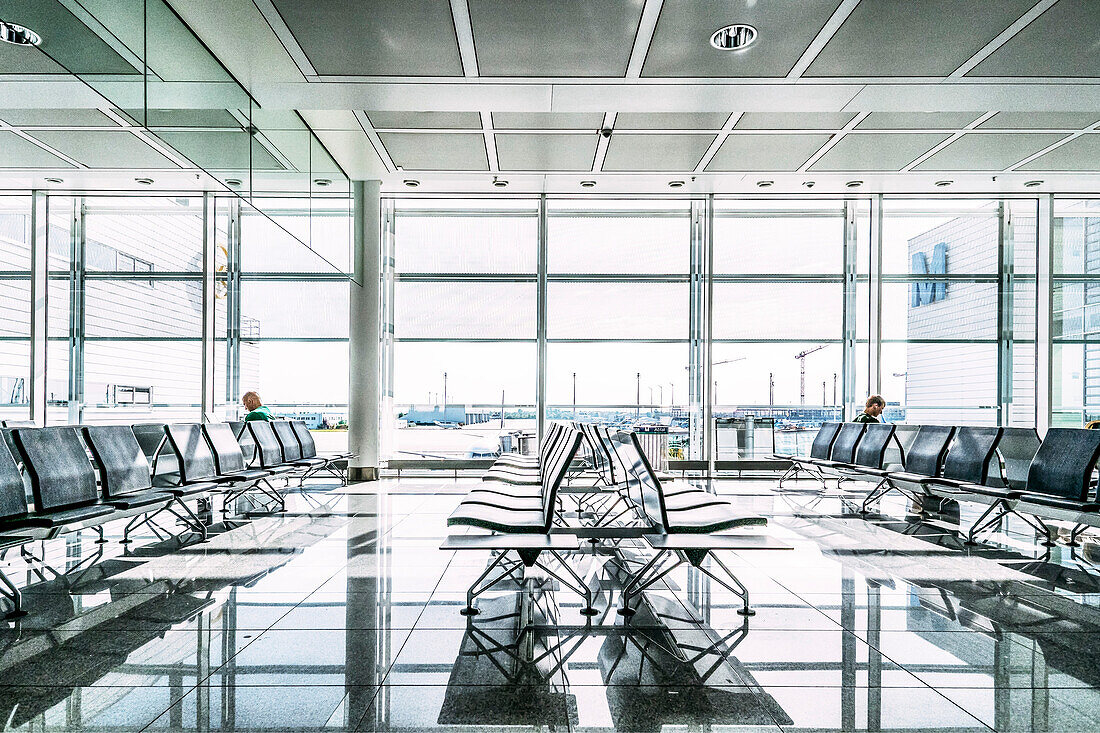 Passagiere im Wartebereich am Flughafen, Deutschland