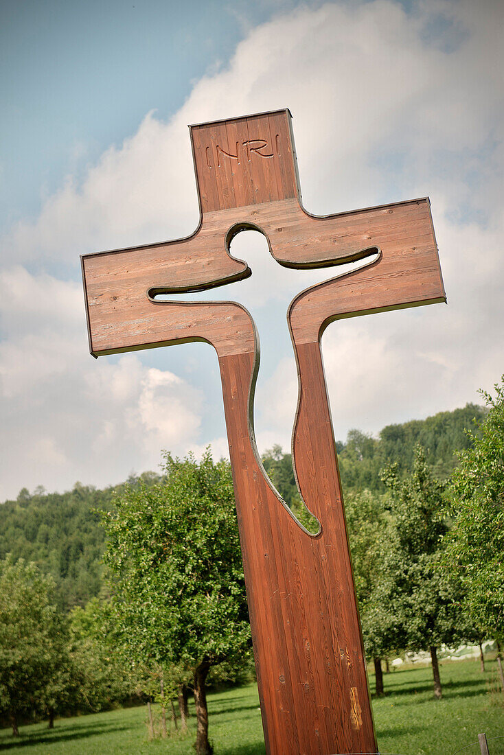 Modernes Kreuz inmitten einer Streuobstwiese, Ehingen (Donau), Baden-Württemberg, Deutschland
