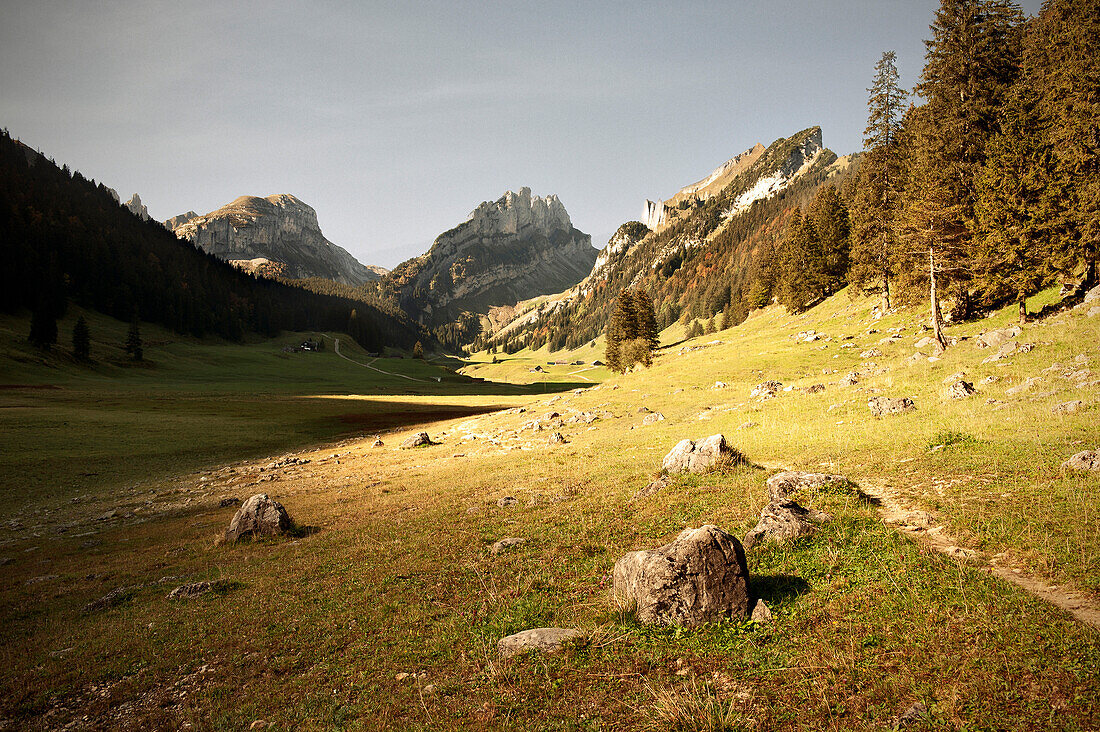 Wanderweg im Appenzellerland, Kanton Appenzell, Schweiz