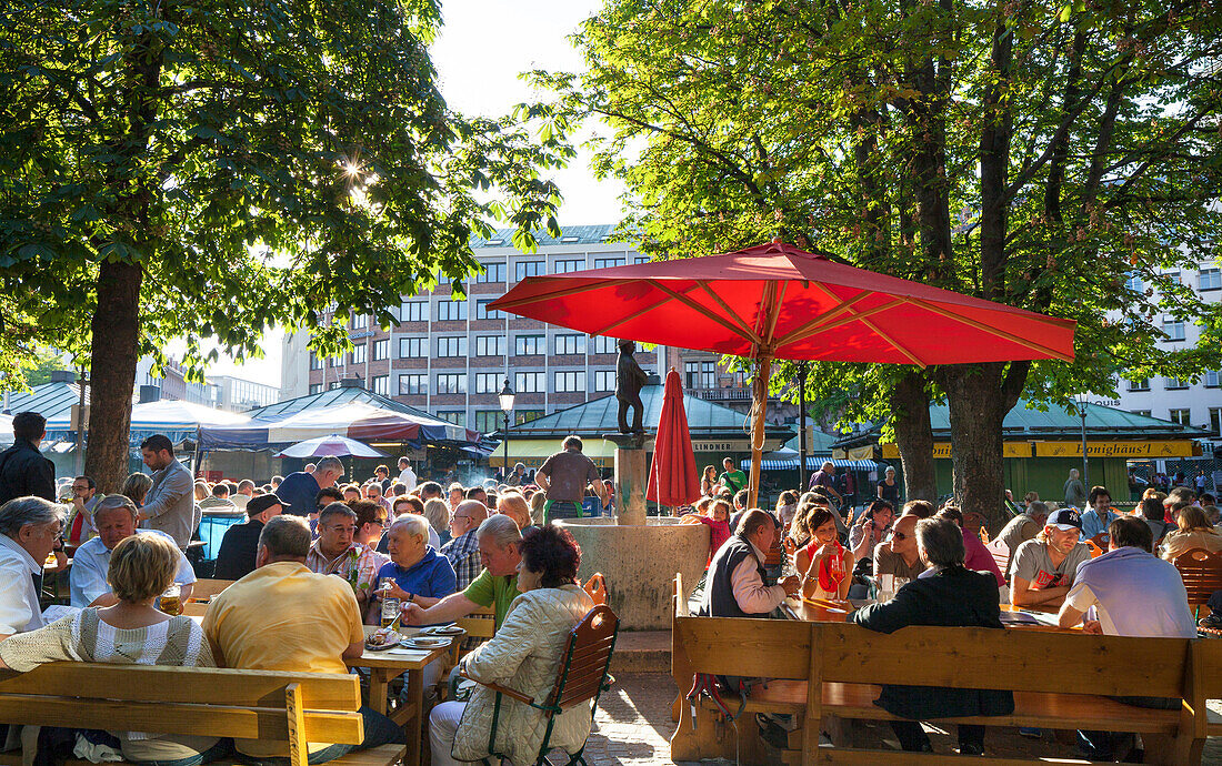 Biergarten am Viktualienmarkt, München, Bayern, Deutschland