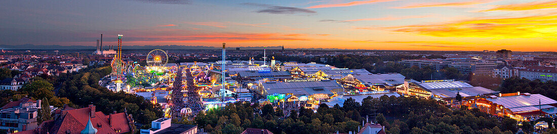 Blick von der Paulskirche über das Oktoberfest mit Alpenkette, München, Bayern, Deutschland