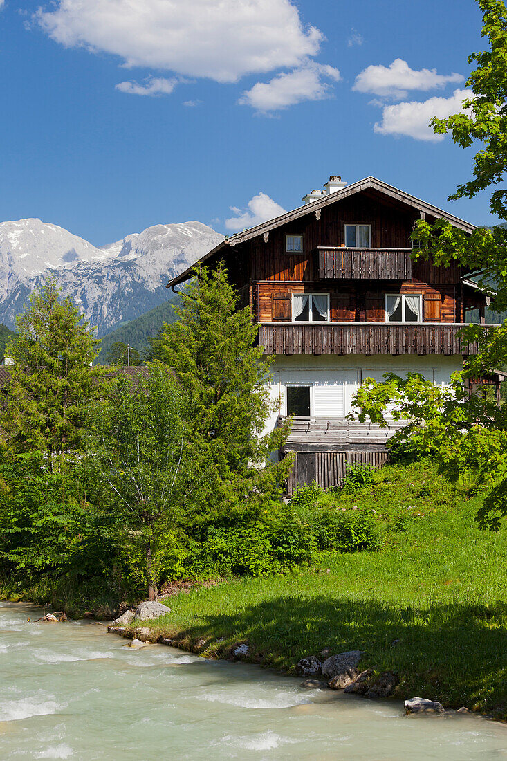Bauernhaus in Ramsau, Hoher Göll, Ramsauer Ache, Berchtesgadener Land, Bayern, Deutschland