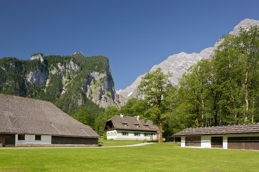 Farmhouse in St. Bartholomae, Lake Koenigssee, Watzmann in the background, Berchtesgaden National Park, Berchtesgadener Land, Bavaria, Germany