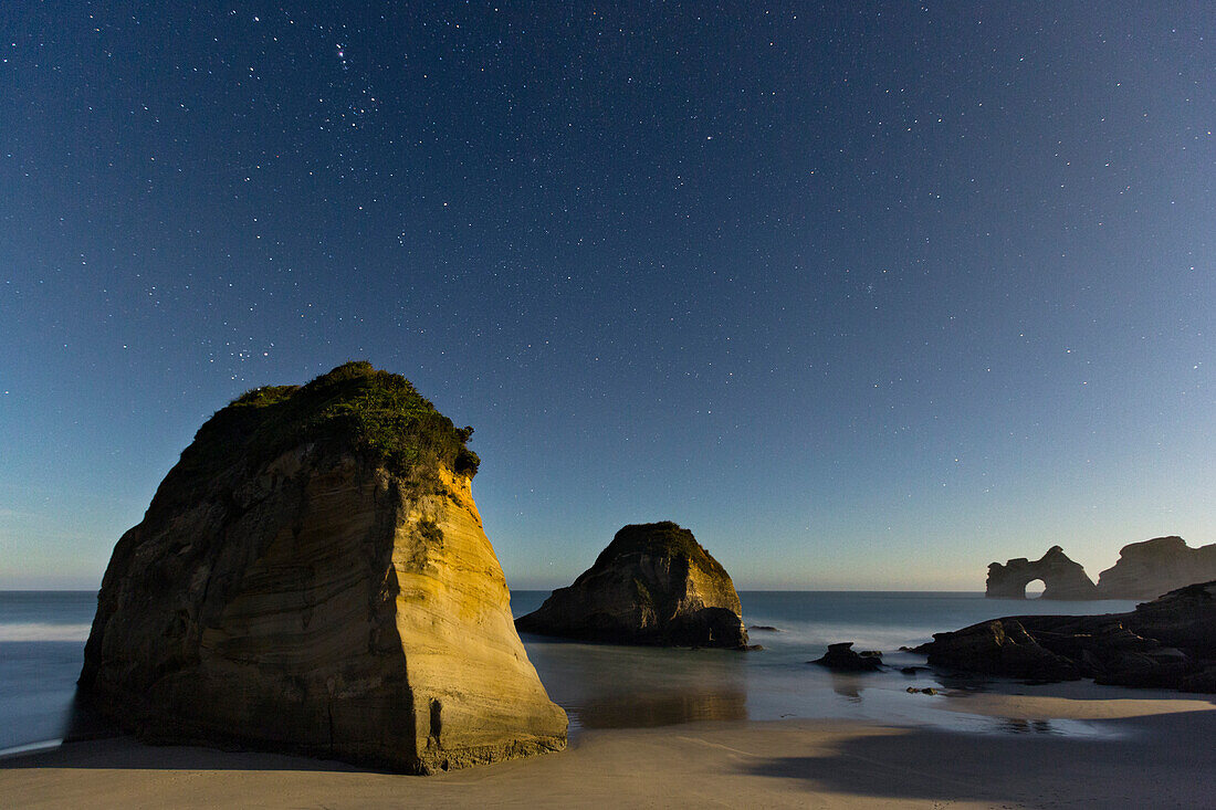 Wharariki Beach im Mondlicht, Tasman, Südinsel, Neuseeland