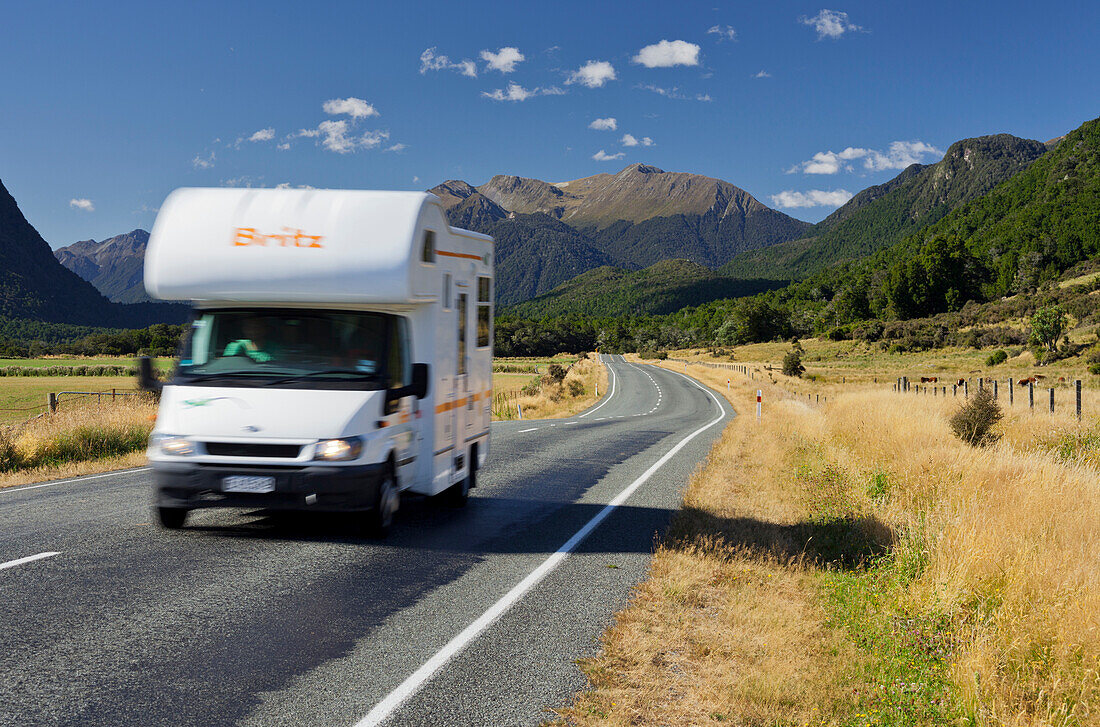 Wohnmobil auf der Landstrasse, Highway Nummer 94 von Te Anau nach Milford, Fiordland, Southland, Südinsel, Neuseeland